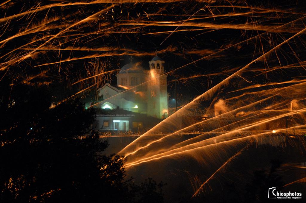 Το έθιμο του Ρουκετοπόλεμου στο Βροντάδο της Χίου