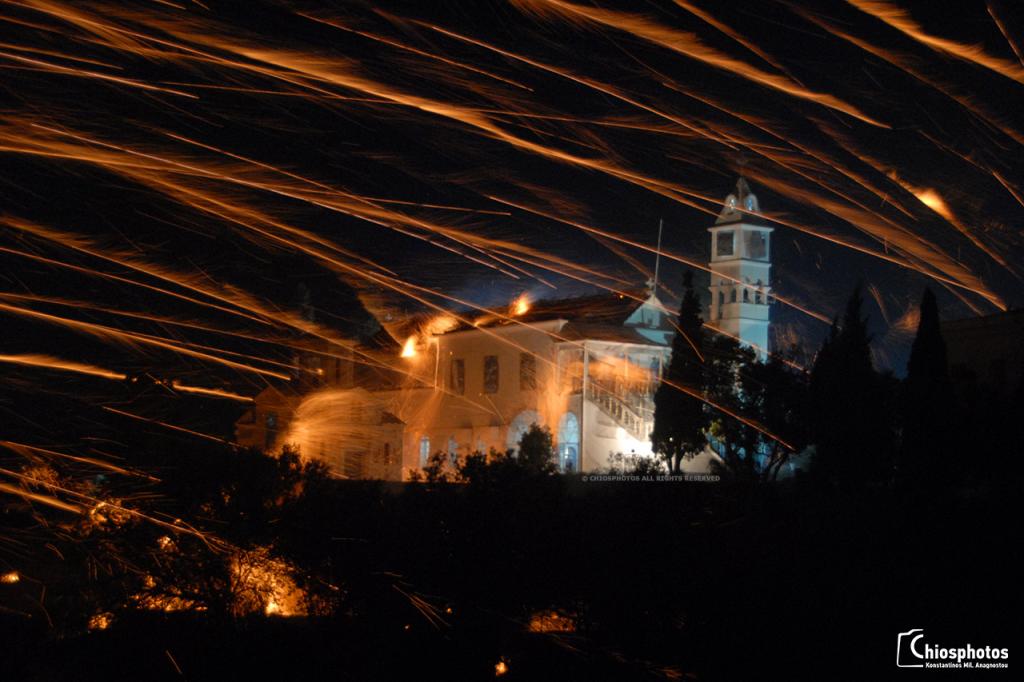 Το έθιμο του Ρουκετοπόλεμου στο Βροντάδο της Χίου